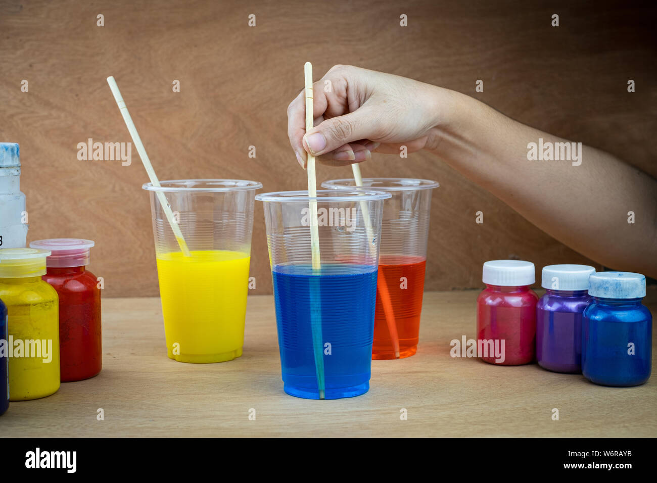 Le mélange de résine époxy couleur tasse en plastique pour le moulage en bois et stabilisation hybride de pin Banque D'Images