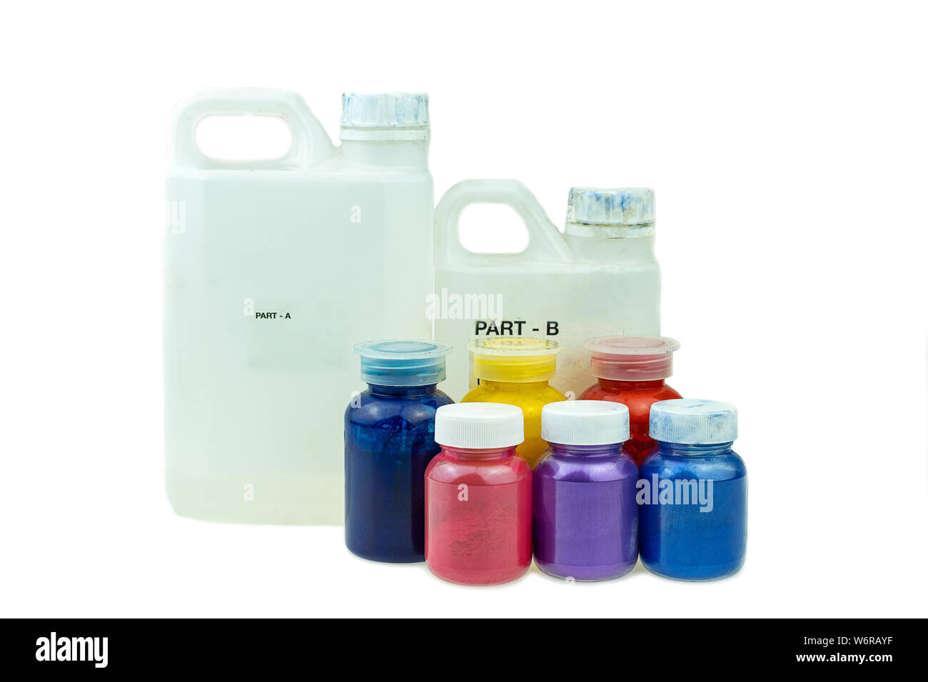 Le mélange de résine époxy couleur tasse en plastique pour le moulage en bois et stabilisation hybride de pin Banque D'Images