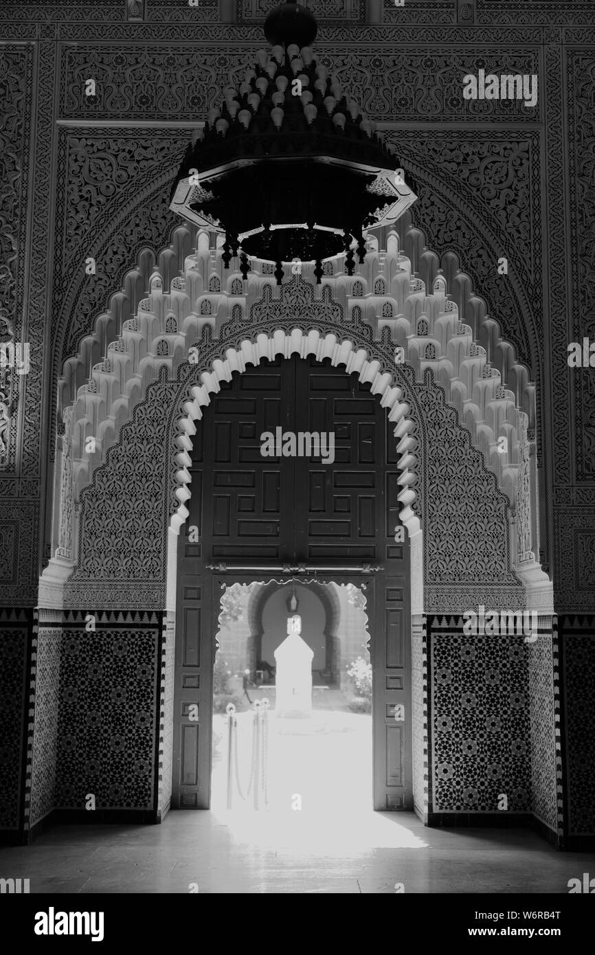 Intérieur de la Mahkama du Pacha, palais de travail, en Habous, dans le quartier de la ville de Casablancain Maroc Vue de l'architecture mauresque. Banque D'Images