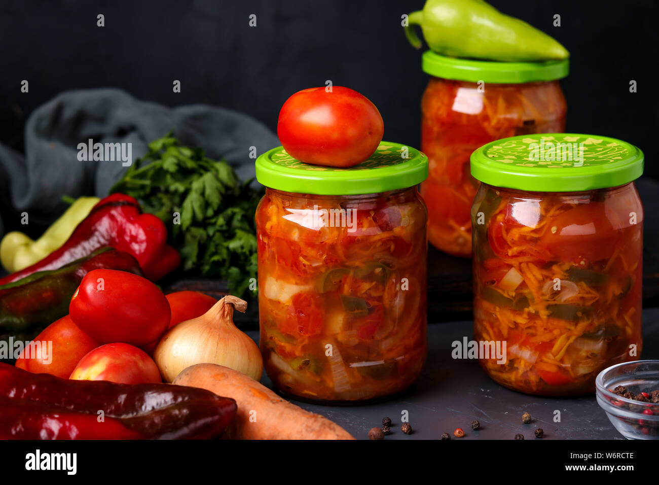 Salade de légumes en bocaux pour l'hiver de tomates, carottes, oignons et poivrons, entente horizontale Banque D'Images