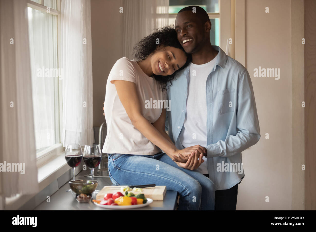 Couple holding hands ressentir de l'amour prendre date dans la cuisine Banque D'Images