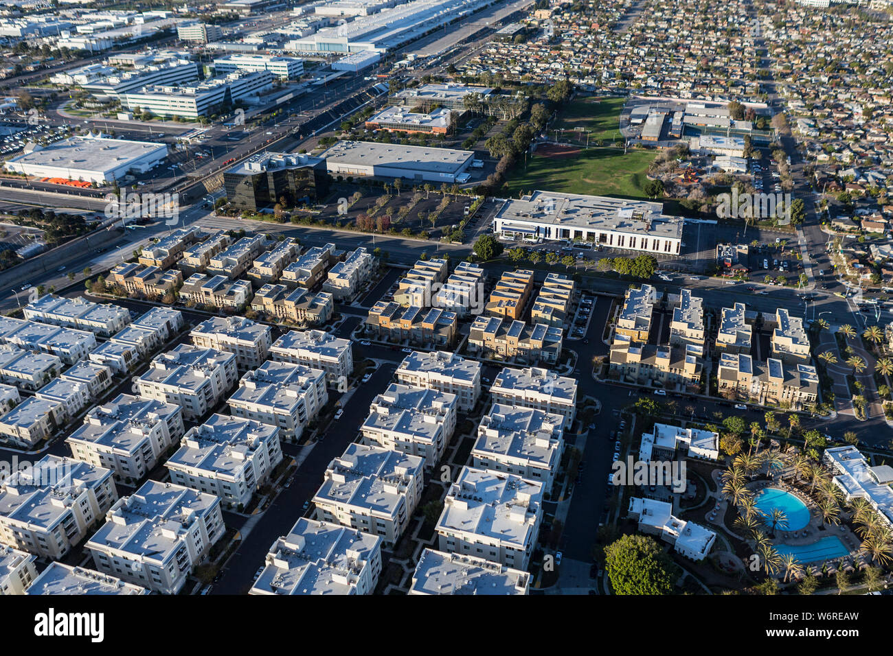 Vue aérienne d'appartements dans des bâtiments près de El Segundo et laxiste dans le comté de Los Angeles, en Californie. Banque D'Images