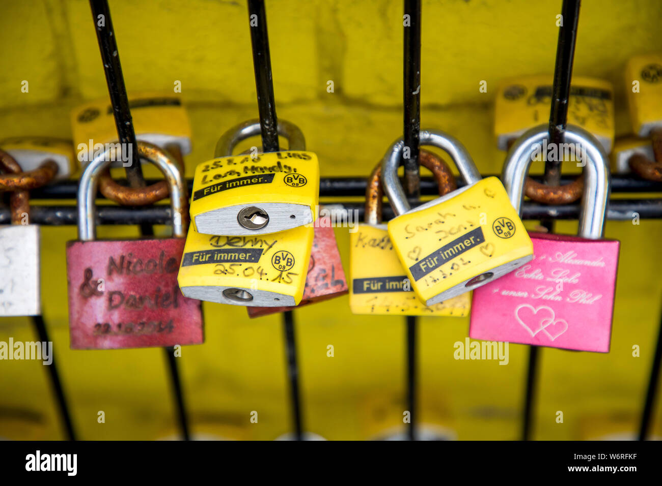 Châteaux de l'amour à une clôture, au parc, Westfalenstadion Signal-Iduna-, stade de football de BVB Borussia Dortmund, en noir-jaune, les couleurs du club Banque D'Images