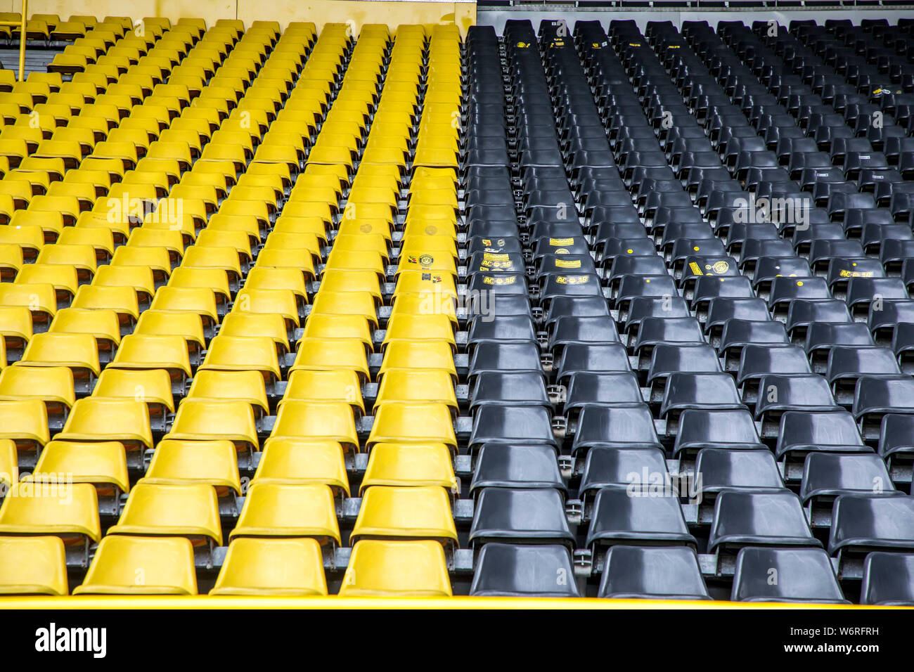 Parc, Westfalenstadion Signal-Iduna-, stade de football de BVB Borussia Dortmund, sièges de spectateurs en noir-jaune, les couleurs du club Banque D'Images