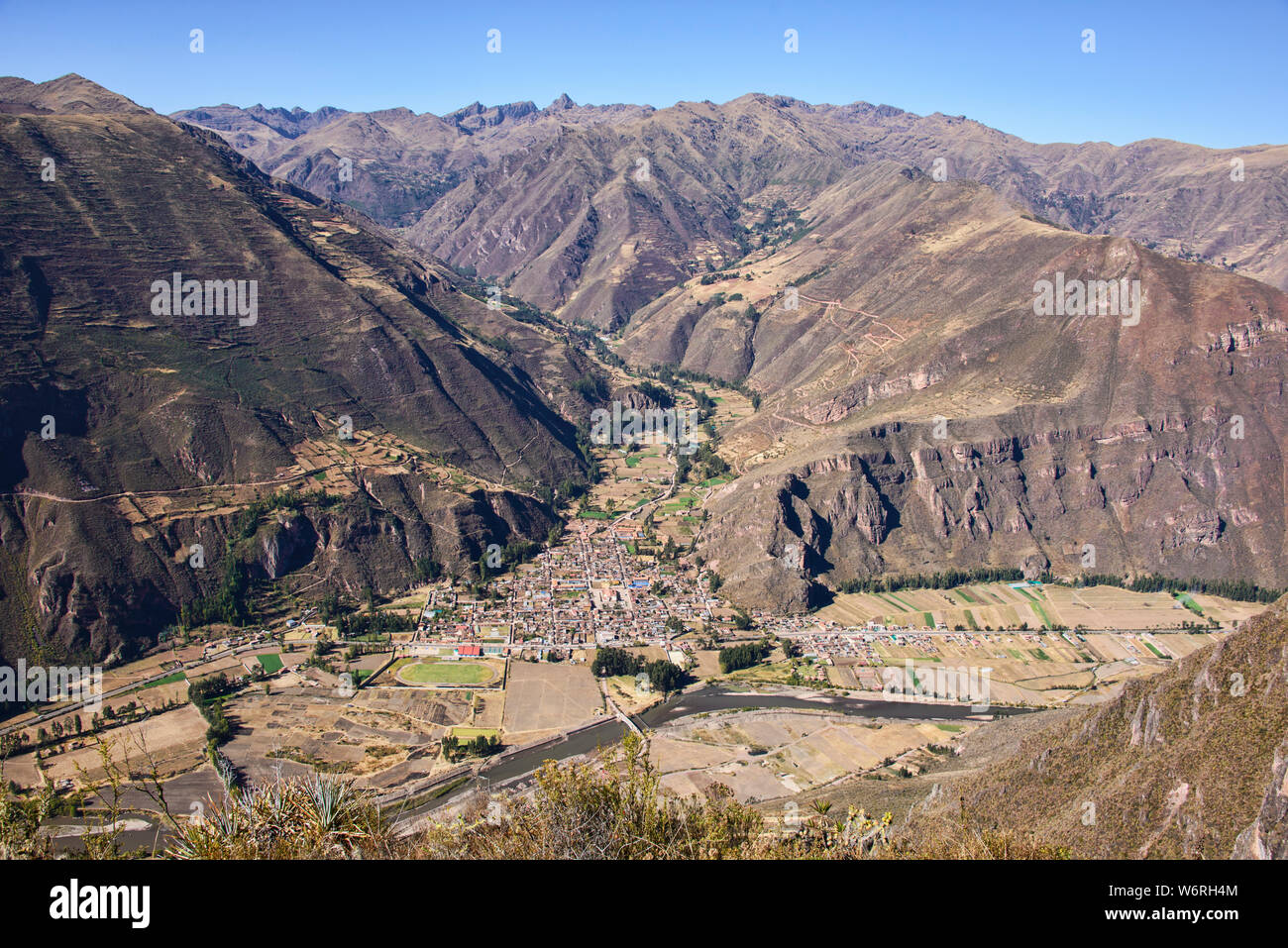 Donnant sur le Rio Urubamba Valley des ruines de Huchuy Qosqo, Vallée Sacrée, Pérou Banque D'Images