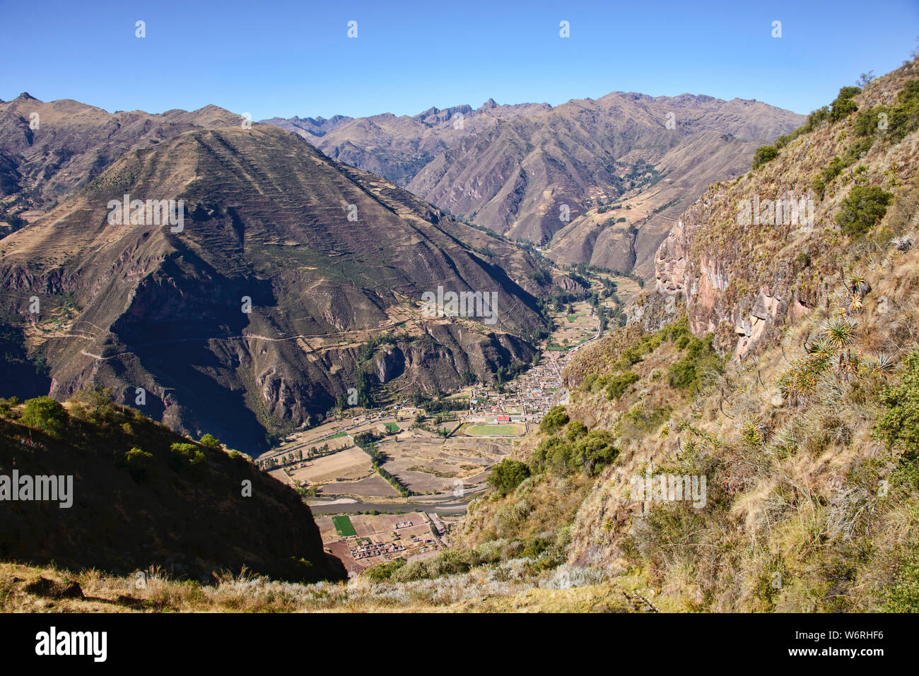 Donnant sur le Rio Urubamba Valley des ruines de Huchuy Qosqo, Vallée Sacrée, Pérou Banque D'Images