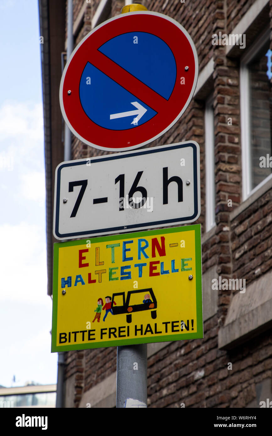 Parents, en face d'une école à Aix-la-Chapelle, où les parents peuvent laisser leurs enfants sortir de la voiture sans mettre en danger le trafic ou les enfants, Banque D'Images