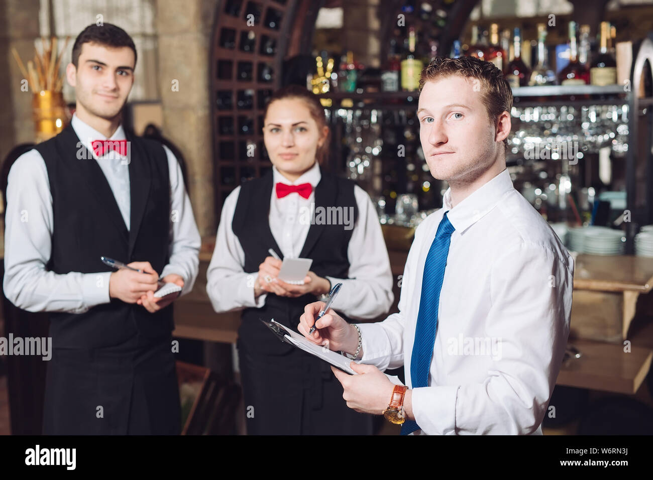 La séance d'information du Manager avec les serveurs. Gérant de restaurant et son personnel Banque D'Images