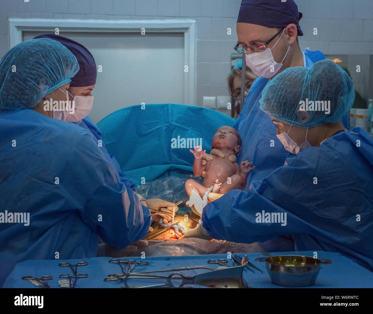 Nouvelle vie, bébé étant né par césarienne dans la salle d'opération. Banque D'Images