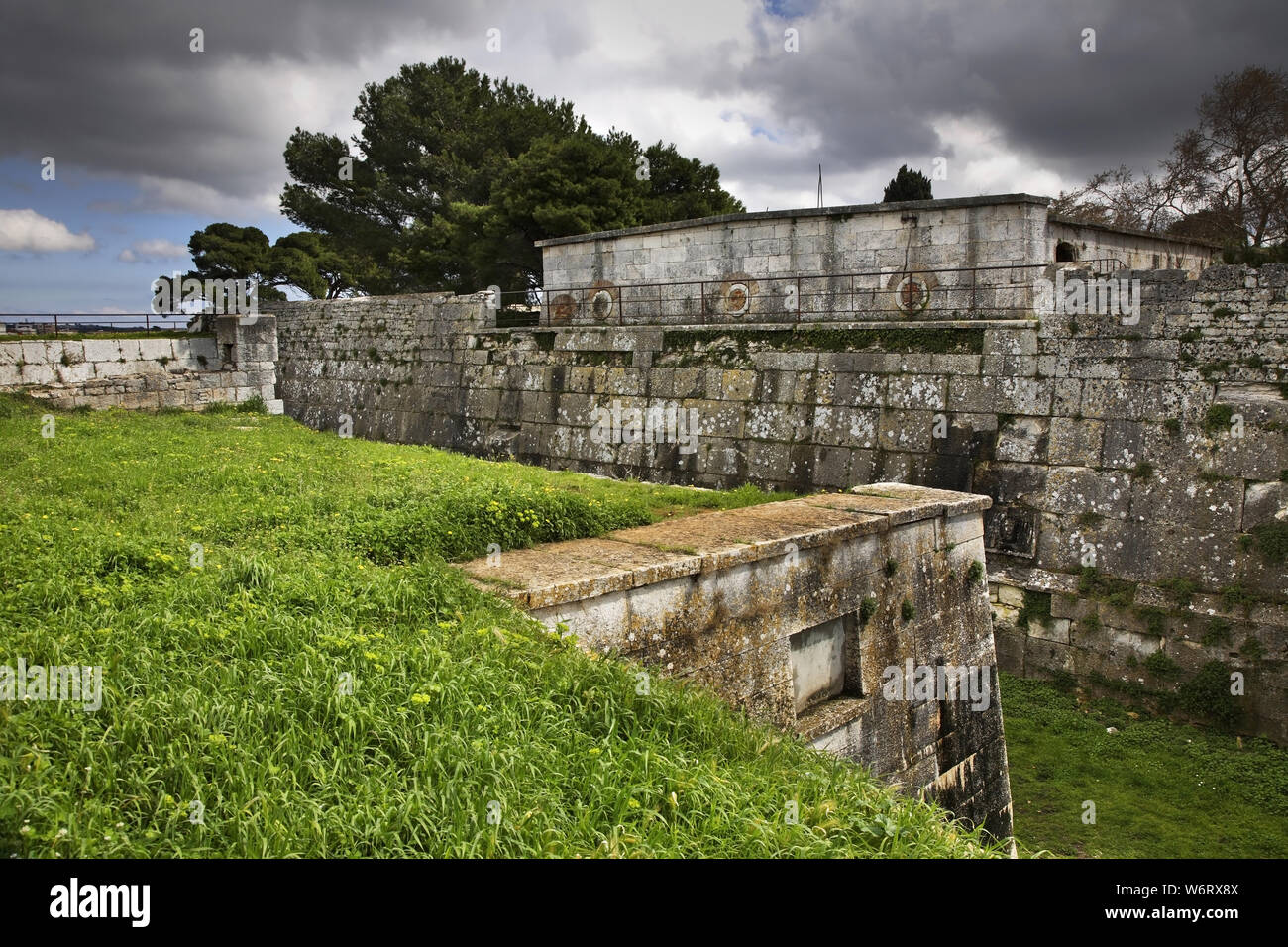 Murs de la forteresse de pula Banque de photographies et d’images à ...