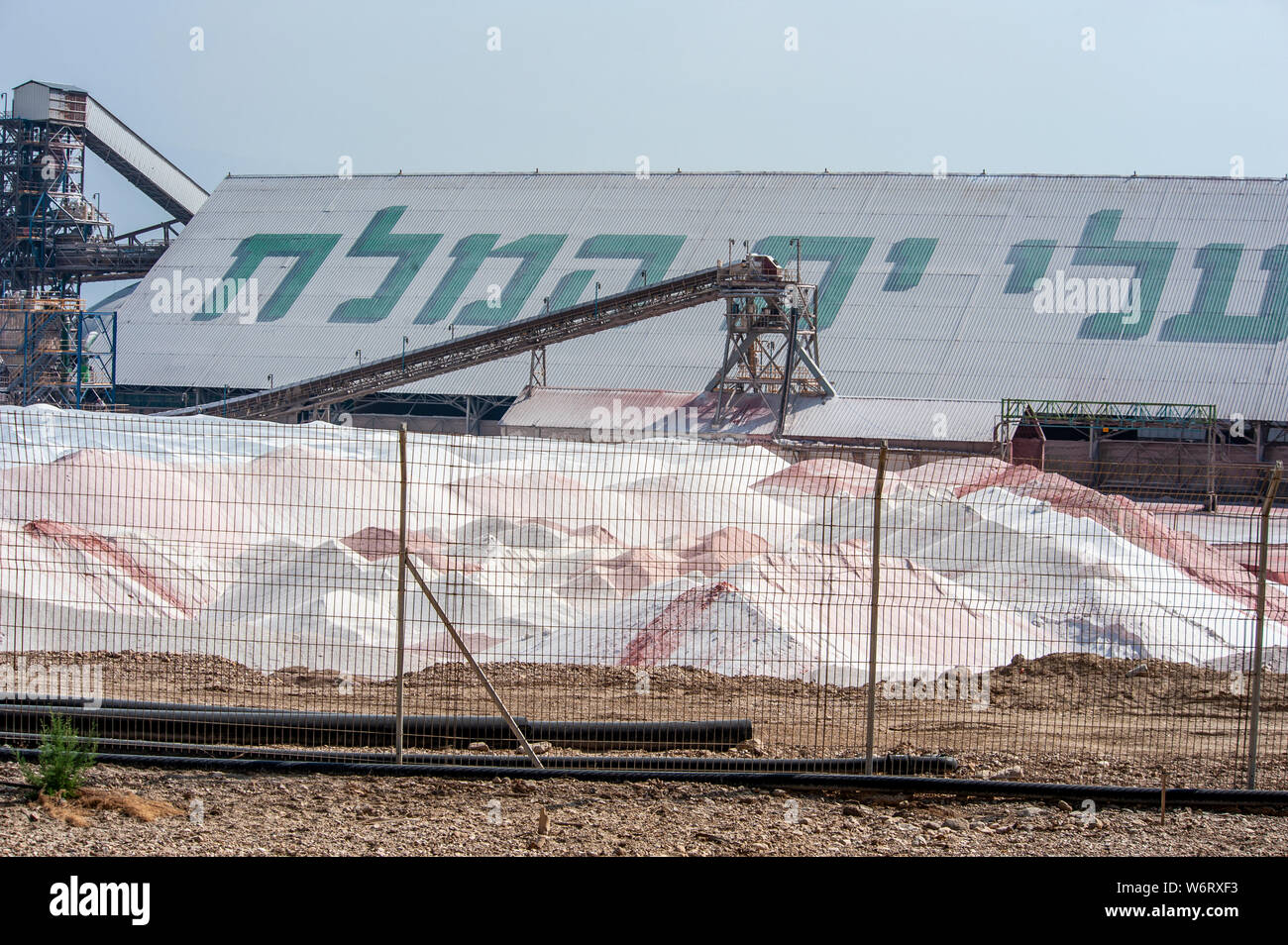 La mer Morte, Sdom, Israël. Usine de potasse israéliennes sur la rive de la Mer Morte. Banque D'Images