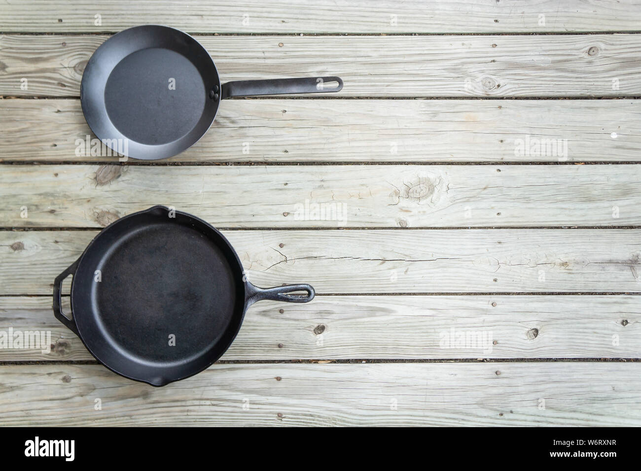Batterie de cuisine en fonte avec bataille vs vs en téflon poêle en acier au carbone - options de cuisson casserole vide vide place pour le texte ou copiez l'espace sur la droite. V traditionnel Banque D'Images