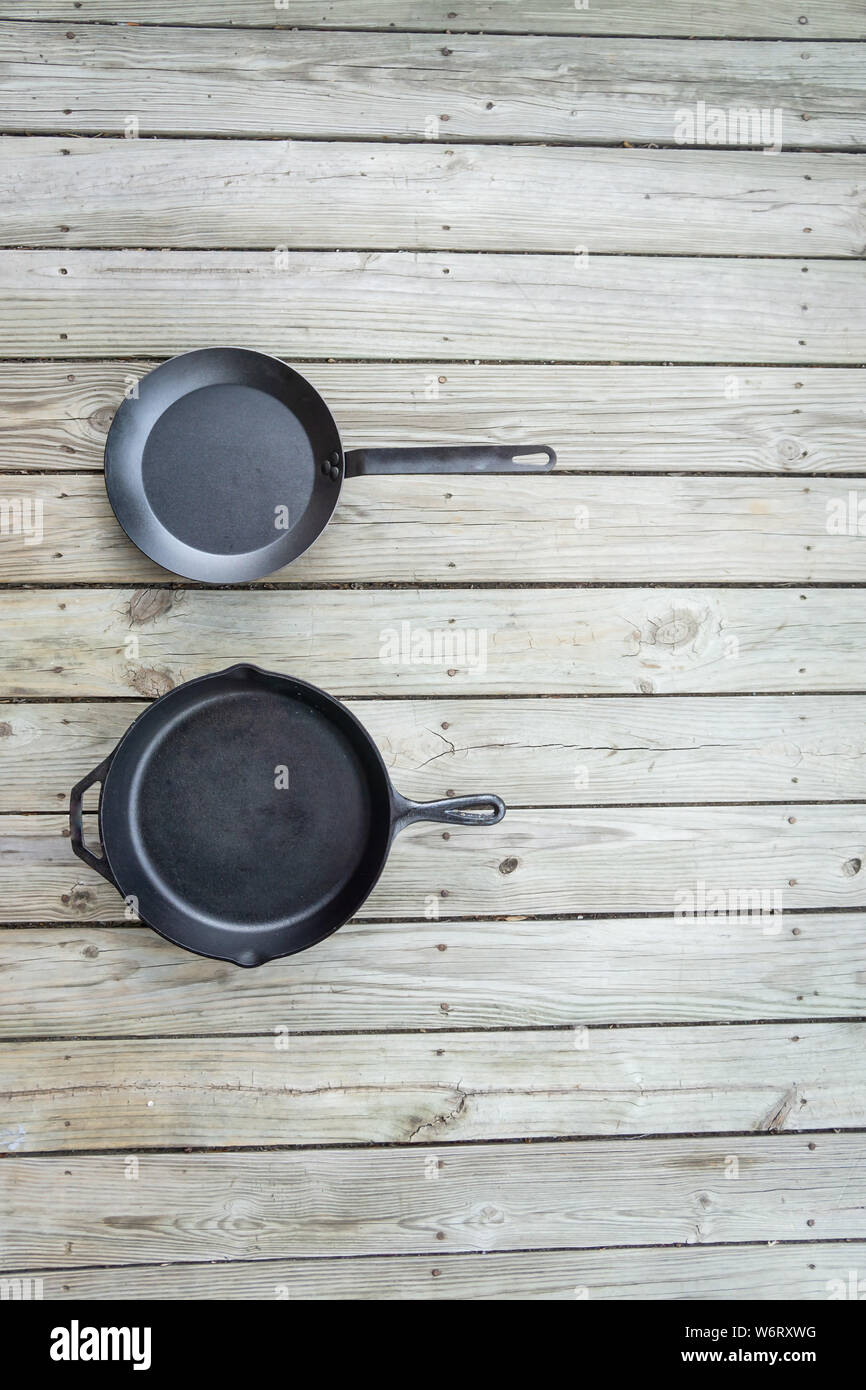 Batterie de cuisine en fonte avec bataille vs vs en téflon poêle en acier au carbone - options de cuisson casserole vide vide place pour le texte ou copiez l'espace sur la droite. V traditionnel Banque D'Images