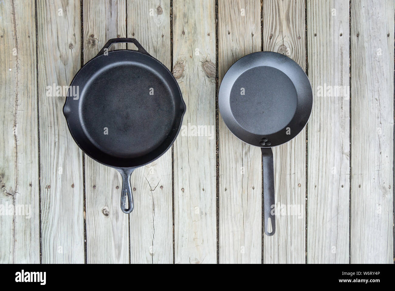 Fonte traditionnelle contre l'acier au carbone par rapport aux options de cuisson en téflon blanc - salle vide pour le texte ou copiez l'espace. Deux pièces cuisine - cuisine cuisinière à Banque D'Images
