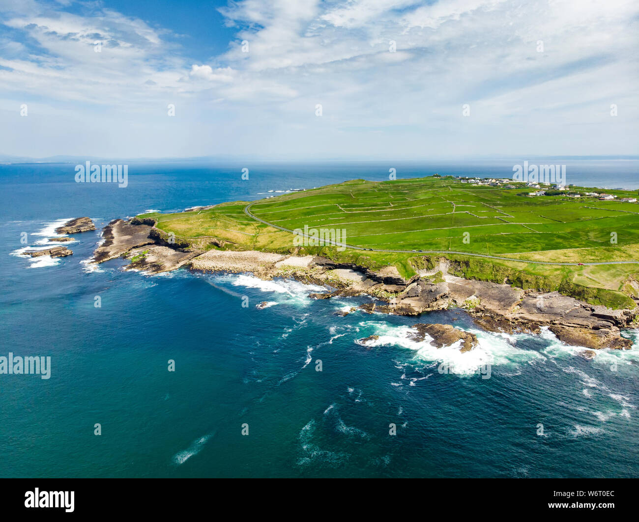 Vue Aérienne Spectaculaire De Mullaghmore Head Avec Dénormes Vagues Rouler à Terre Un Paysage 7229