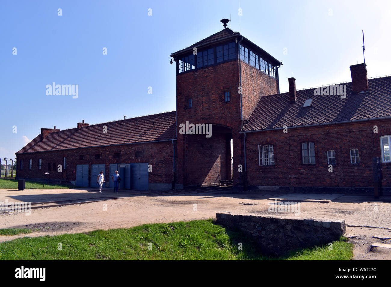 Une vue juste à l'intérieur de l'entrée principale du Camp de concentration de Birkenau Banque D'Images
