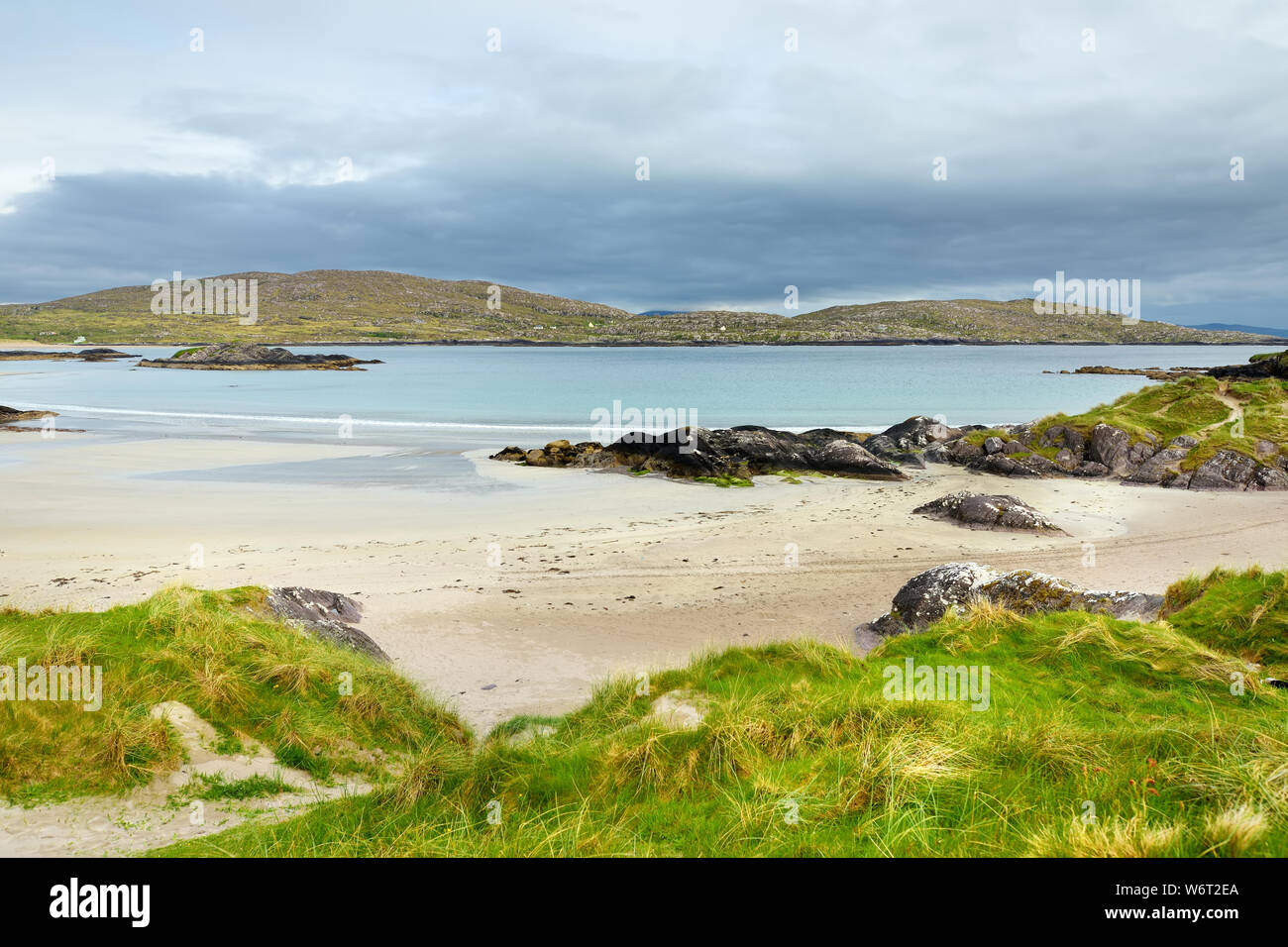 L'île de l'abbaye, l'idyllique lopin de terre dans le parc historique de Derrynane, célèbre pour les ruines de l'abbaye de Derrynane et alentours, situé dans le comté de Kerry, Irelan Banque D'Images