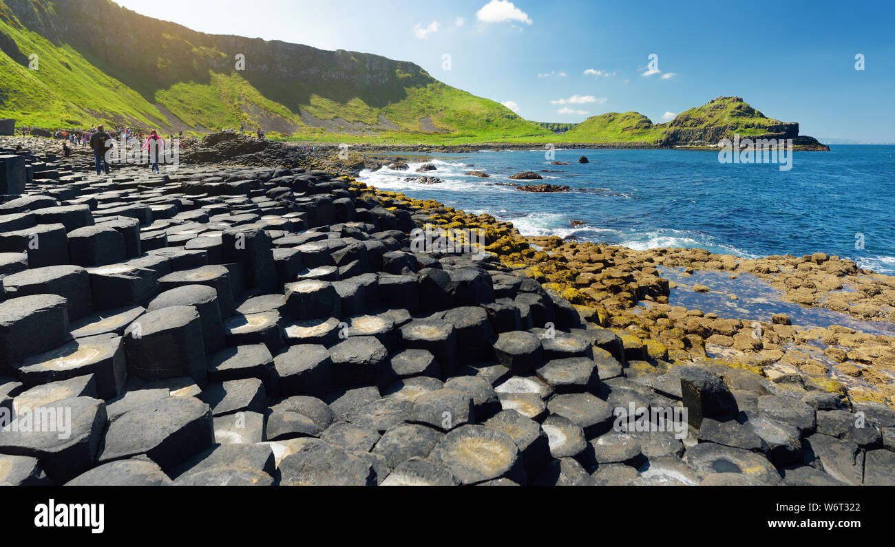 Chaussée des Géants, une zone de pierres de basalte hexagonal, créé par d'anciennes fissures volcaniques éruption, comté d'Antrim, en Irlande du Nord. Célèbre att Banque D'Images