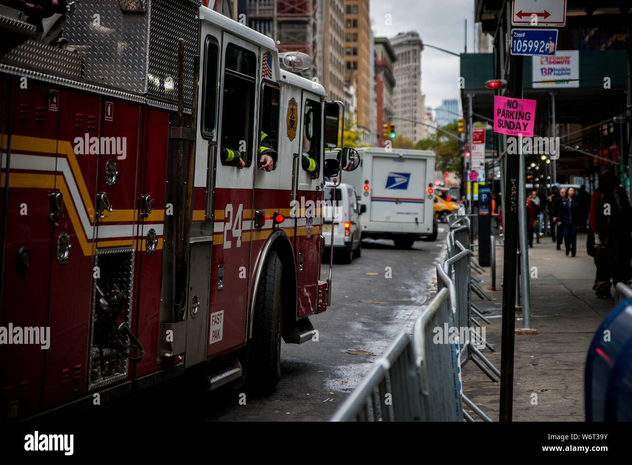 Les pompiers prennent une pause sur la 5e Avenue Banque D'Images
