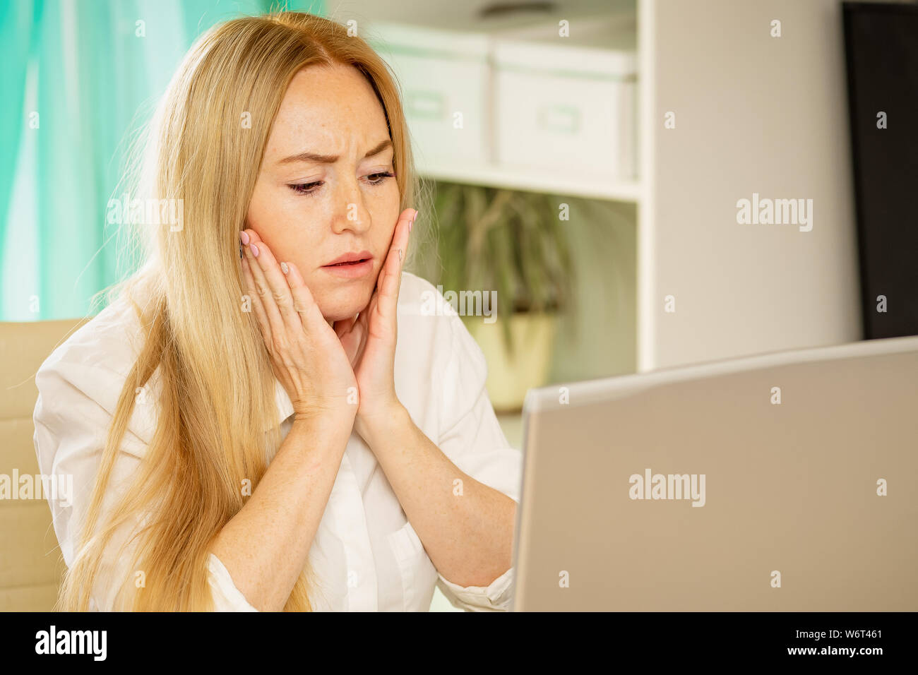 A souligné en colère young business woman utiliser laptop faisant tâche difficile souffrent de maux de tête au travail un sentiment de fatigue ou d'ennui, frustrés de employé épuisé Banque D'Images