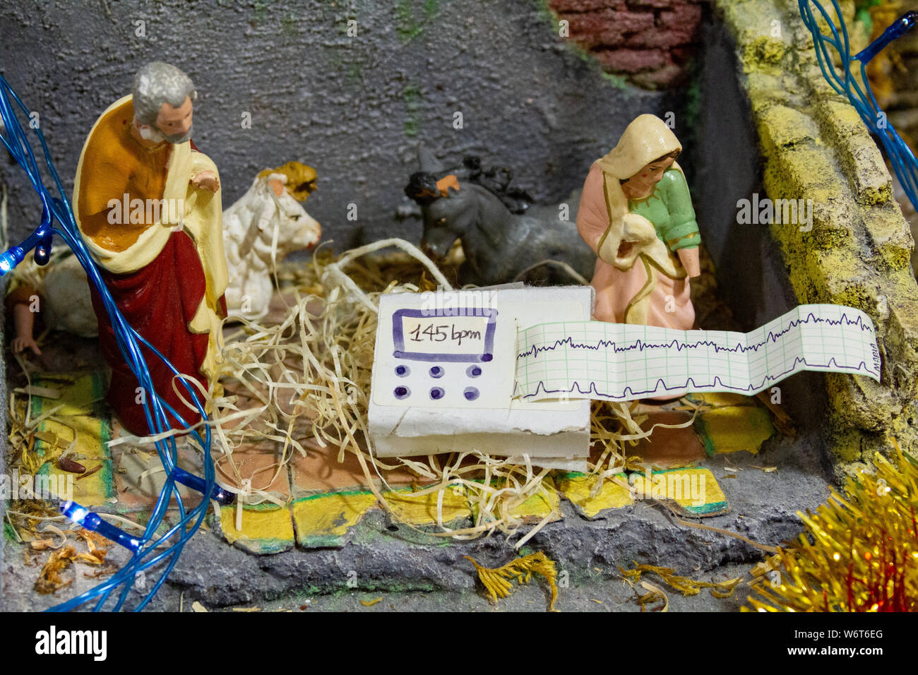 Crèche de Noël pendant l'Avent avec cardiotocograph/monitorage électronique du foetus (EFM) au lieu de l'Enfant Jésus. Banque D'Images