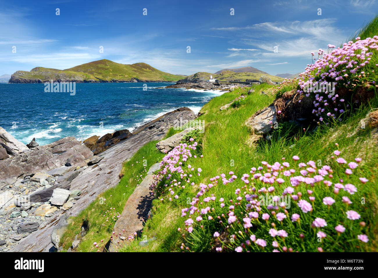 Belle vue de Valentia Island Lighthouse à Cromwell Point. Endroits à visiter sur la façon sauvage de l'Atlantique. Scenic a permis irlandais sur sunny su Banque D'Images