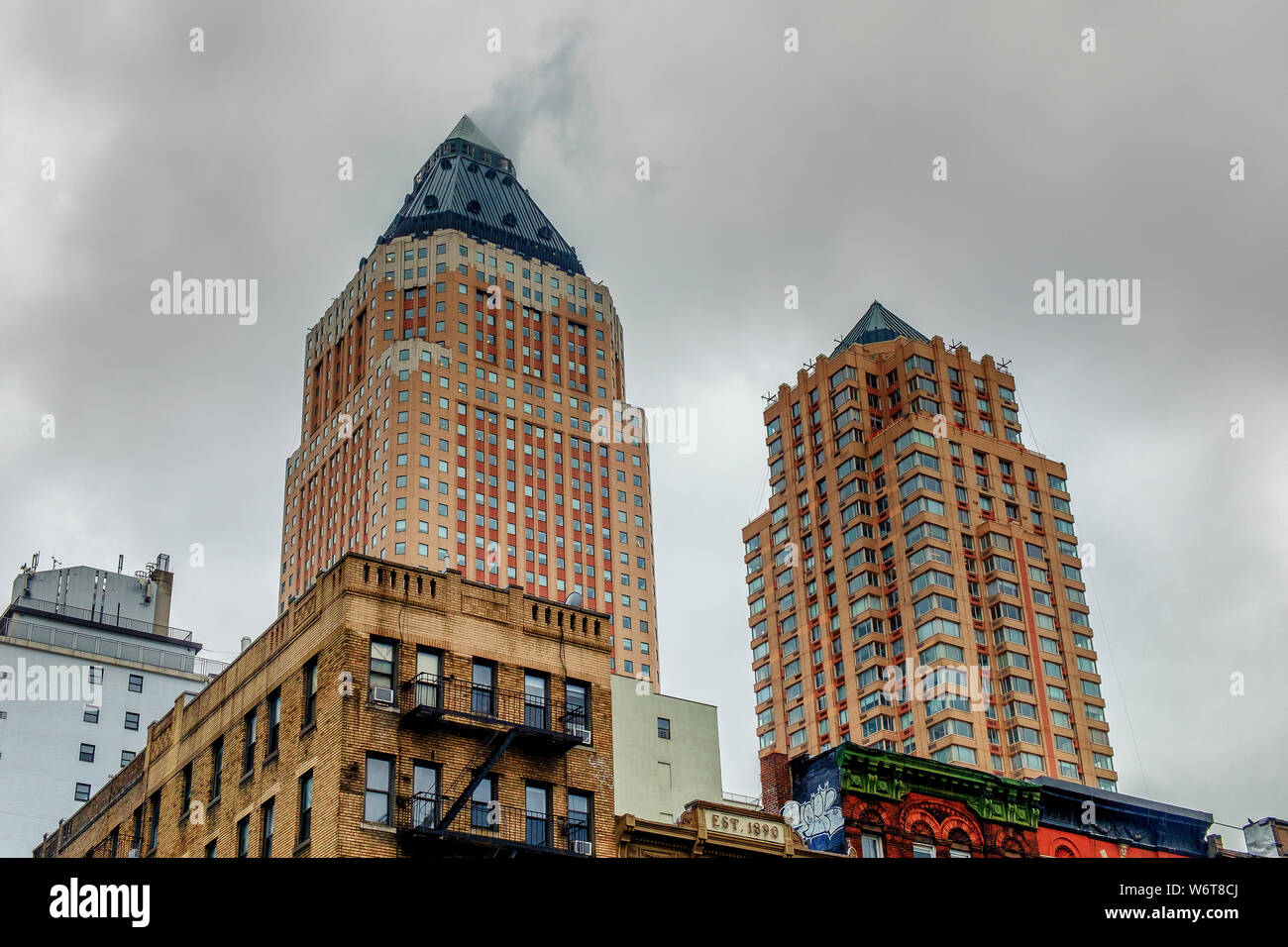 New York City, USA, mai 2019, vue de la partie supérieure de l'une et deux bâtiments dans le monde entier Plaza Hell's Kitchen, à Manhattan Banque D'Images