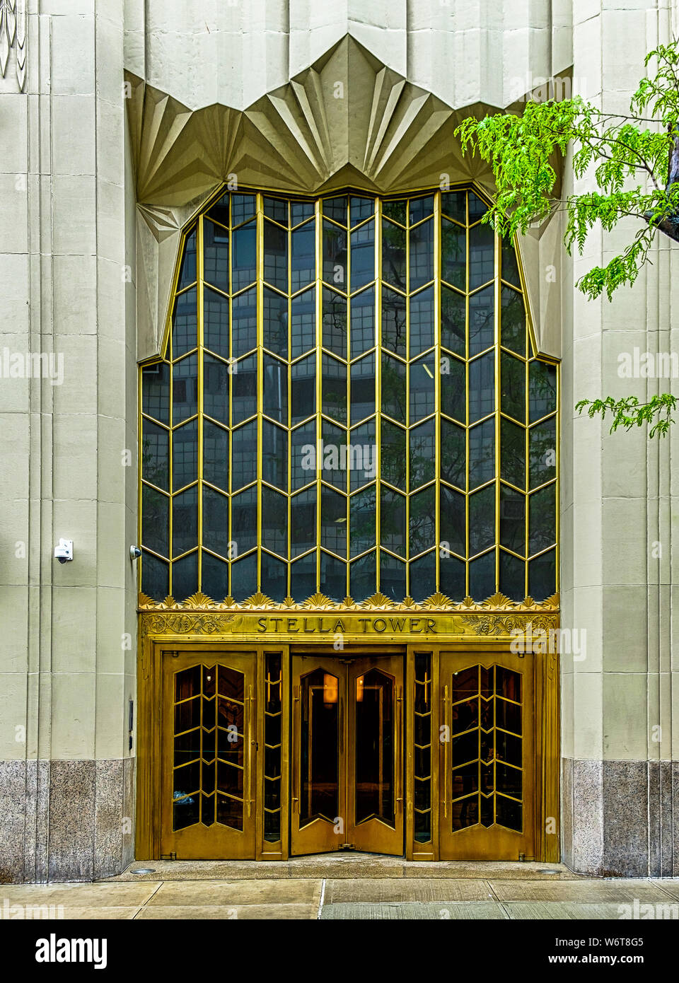New York City, USA, mai 2019, vue de la porte d'entrée de la tour a Stella bâtiment Art déco résidentiel dans la région de Hell's Kitchen, à Manhattan Banque D'Images