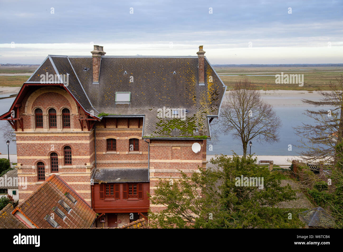 Saint-Valery-sur-Somme, France - le 17 janvier 2016 : Les bâtiments et les rues de Saint-Valery-sur-Somme sur un jour de week-end d'hiver Banque D'Images