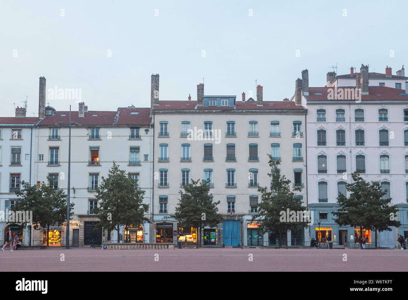 LYON, FRANCE - 17 juillet 2019 : Bâtiments de logement avec des façades du 19ème siècle sur la Place Bellecour, un monument touristique de l'EC Banque D'Images