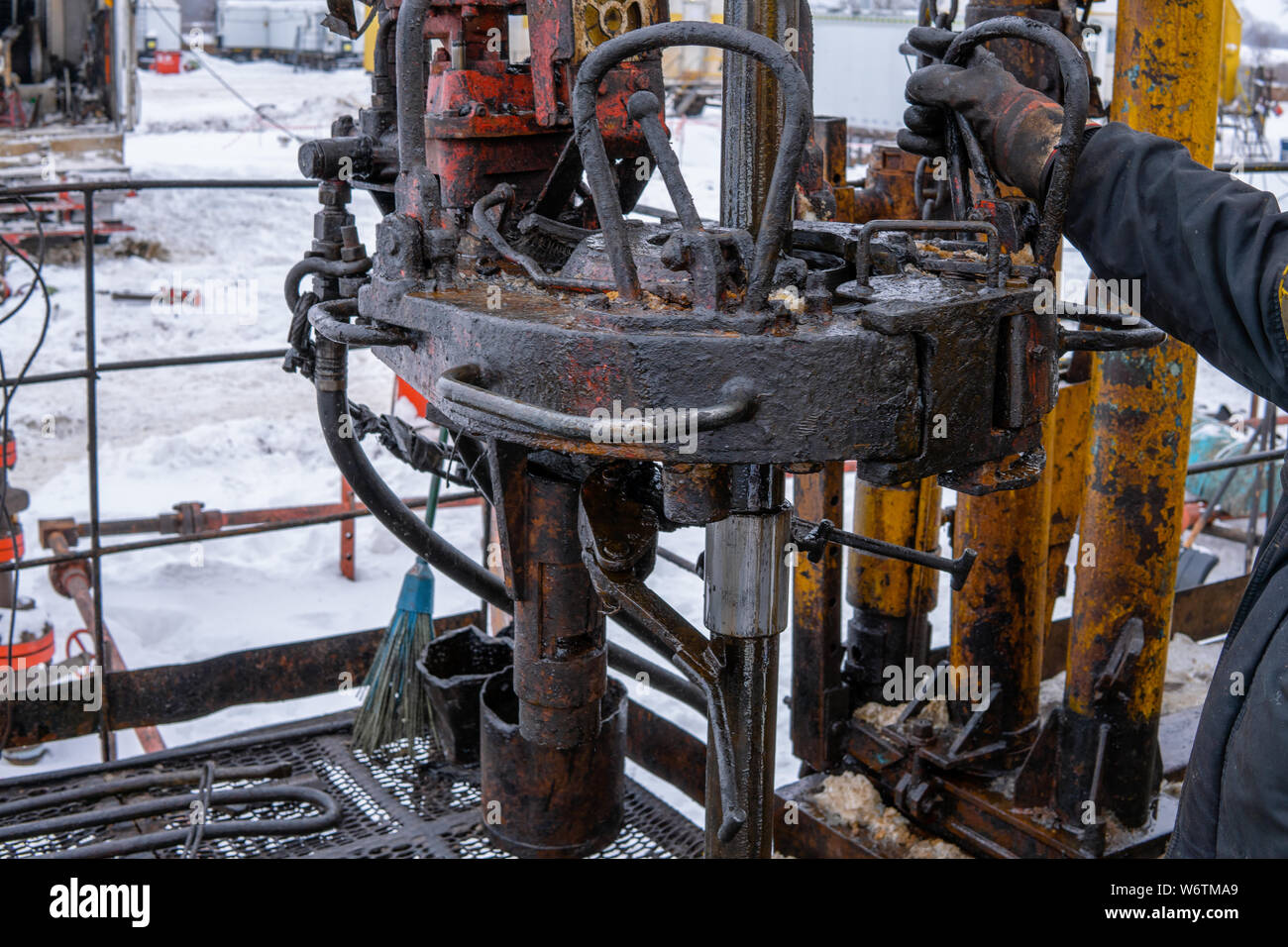 Workover rig travaillant sur un puits déjà forés de la tentative de restauration de la production grâce à la réparation. Tonique. Banque D'Images