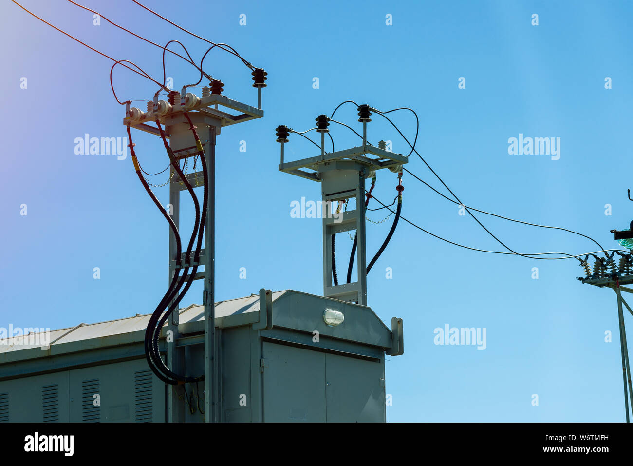 Poste de transformation haute tension. La ligne de transmission de puissance. Banque D'Images