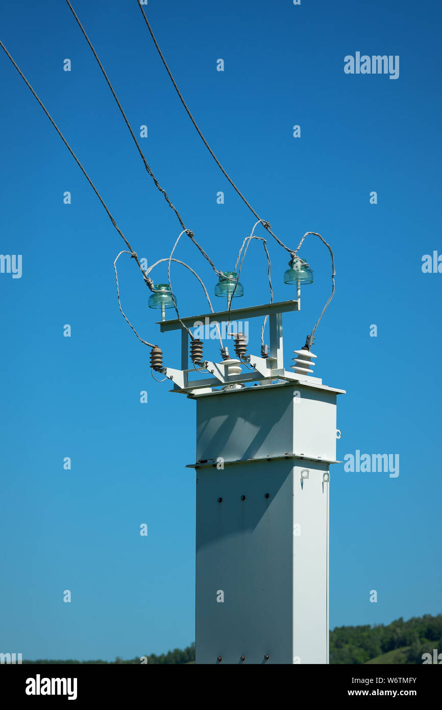 Poste de transformation haute tension. La ligne de transmission de puissance. Banque D'Images