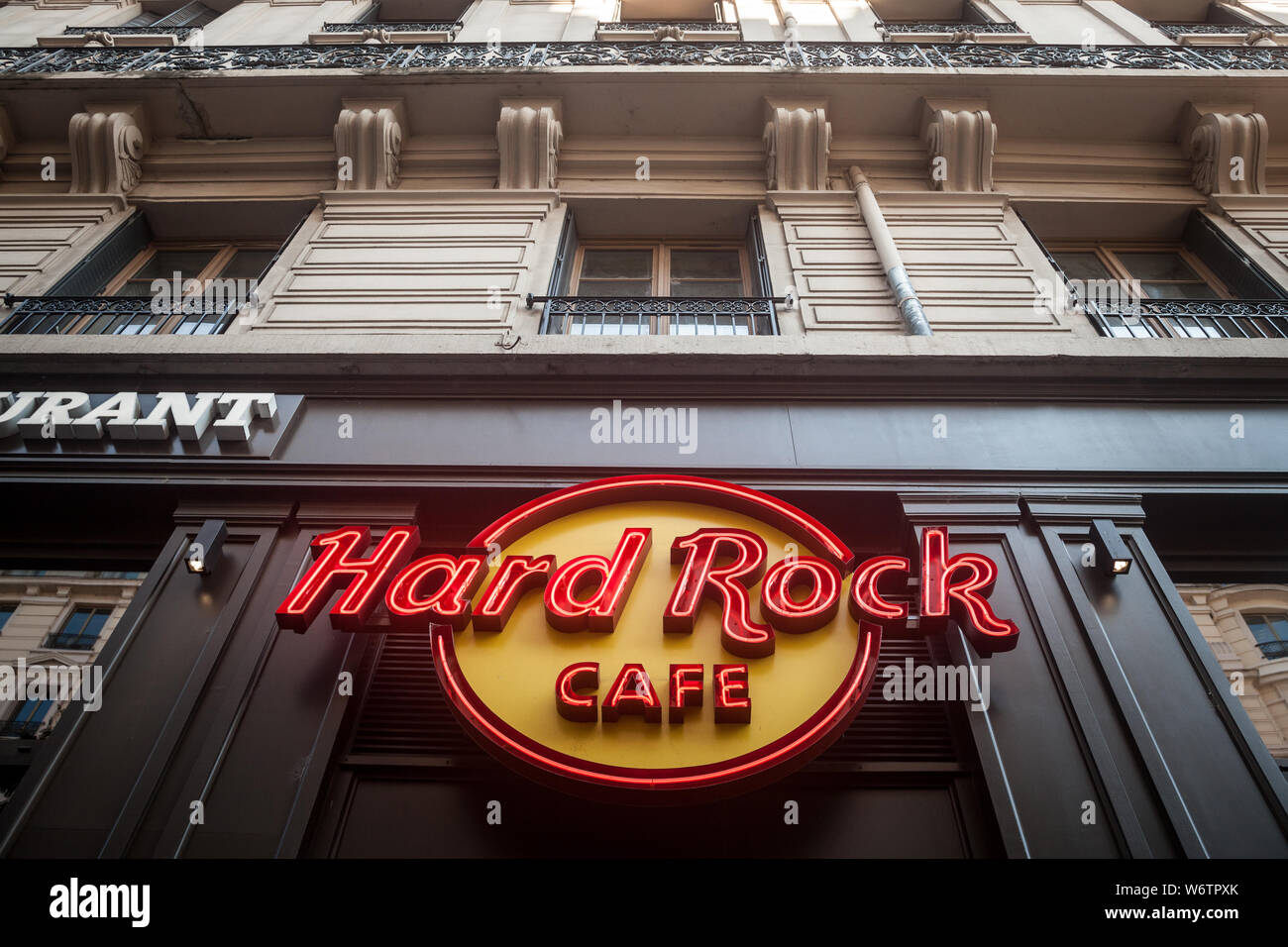 LYON, FRANCE - 13 juillet 2019 : Hard Rock Cafe logo sur leur restaurant à Lyon. Hard Rock Cafe est une chaîne de restaurants à thème musique américaine propagation wo Banque D'Images