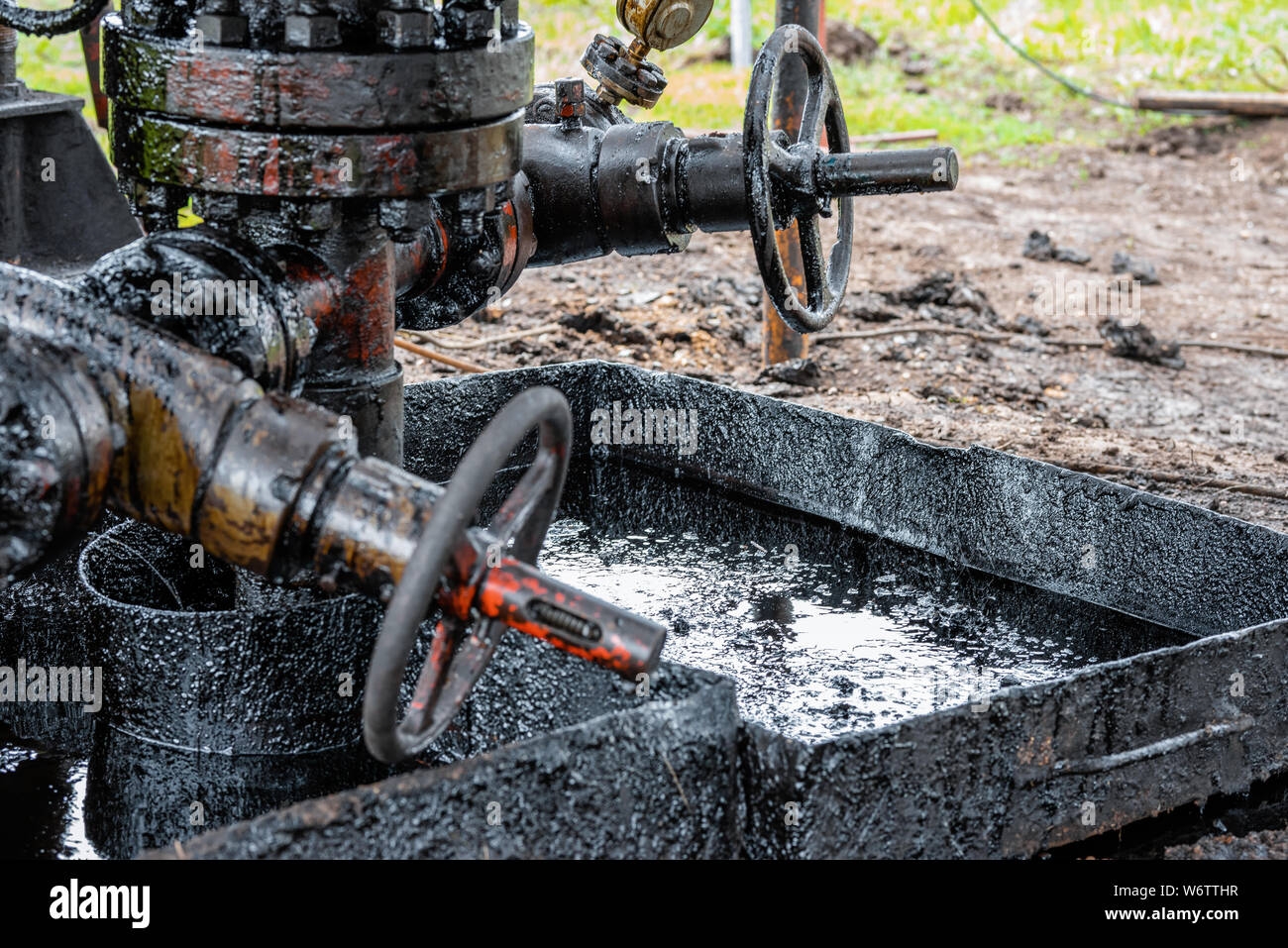 Déversement de pétrole sale sur le sol. La pollution de l'huile Banque D'Images