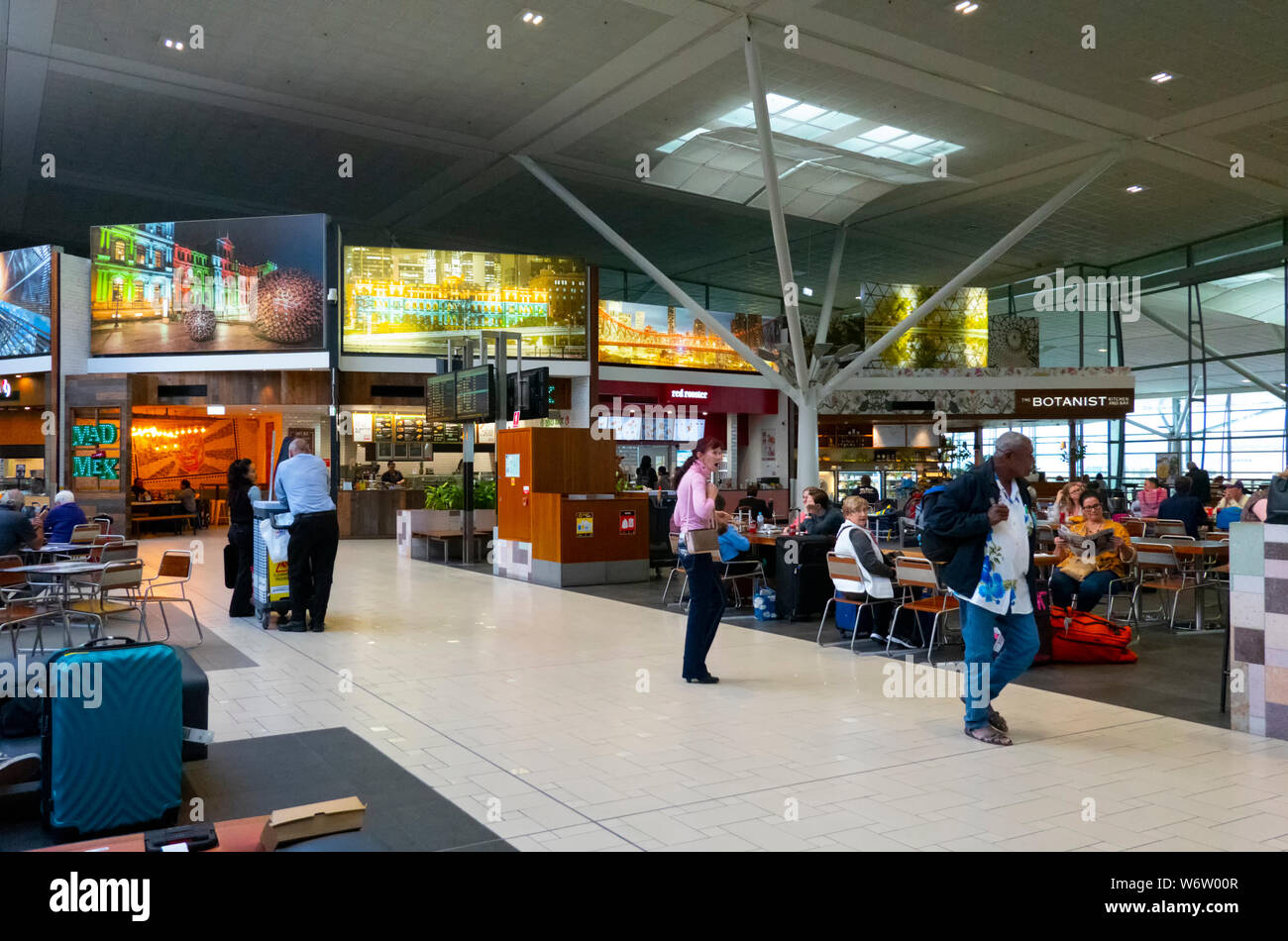 Voyageurs à la cité de l'alimentation à l'aéroport de Brisbane, Terminal International, Queensland, Queensland, Australie Banque D'Images