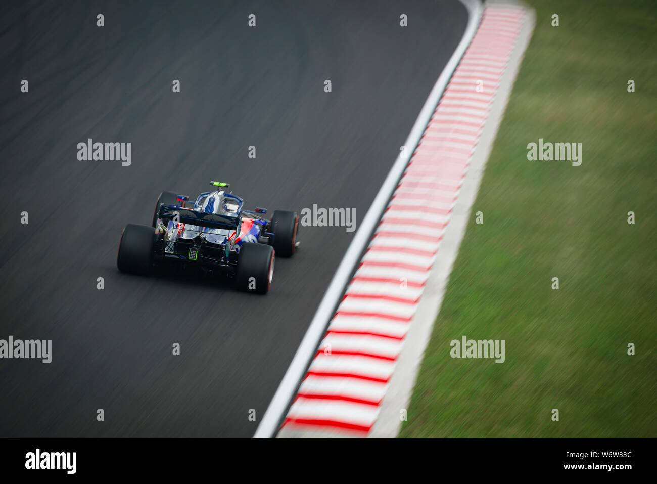 La Scuderia Toro Rosso pilote thaïlandais Alexander Albon fait concurrence au cours de la première session de la pratique de l'Hungarian Grand Prix de F1. Banque D'Images