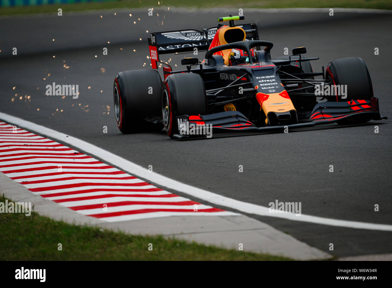 Red Bull Racing pilote français Pierre Gasly fait concurrence au cours de la première session de la pratique de l'Hungarian Grand Prix de F1. Banque D'Images