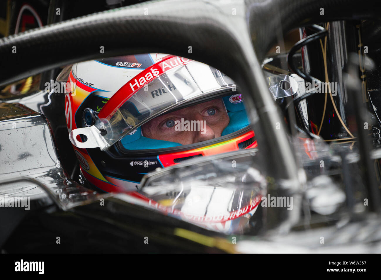 Haas F1 Team pilote Français Romain Grosjean sièges de sa voiture au cours de la deuxième session d'essais de l'Hungarian Grand Prix de F1. Banque D'Images