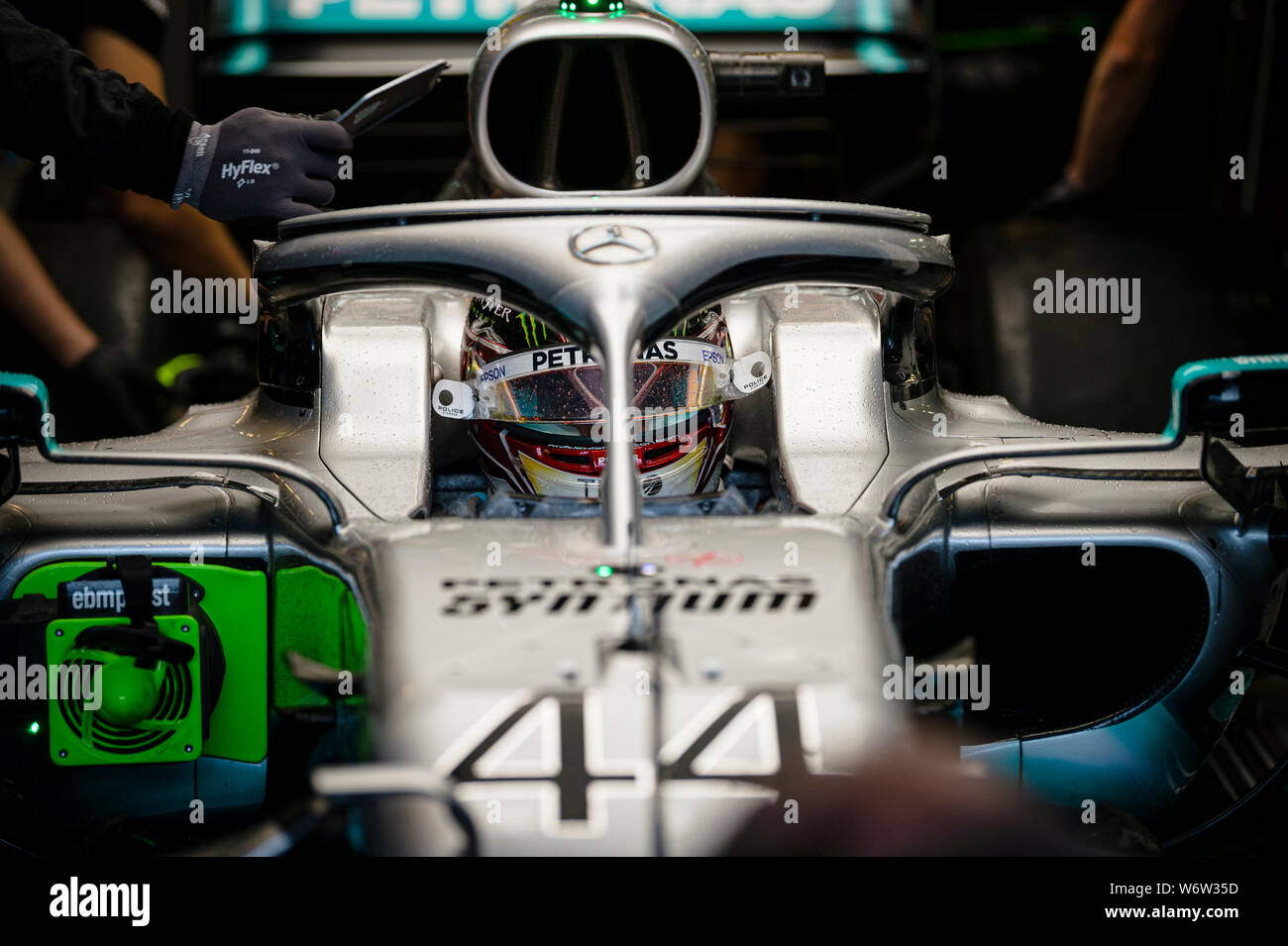 Mercedes AMG Petronas F1 Team pilote britannique Lewis Hamilton sièges de sa voiture au cours de la deuxième session d'essais de l'Hungarian Grand Prix de F1. Banque D'Images