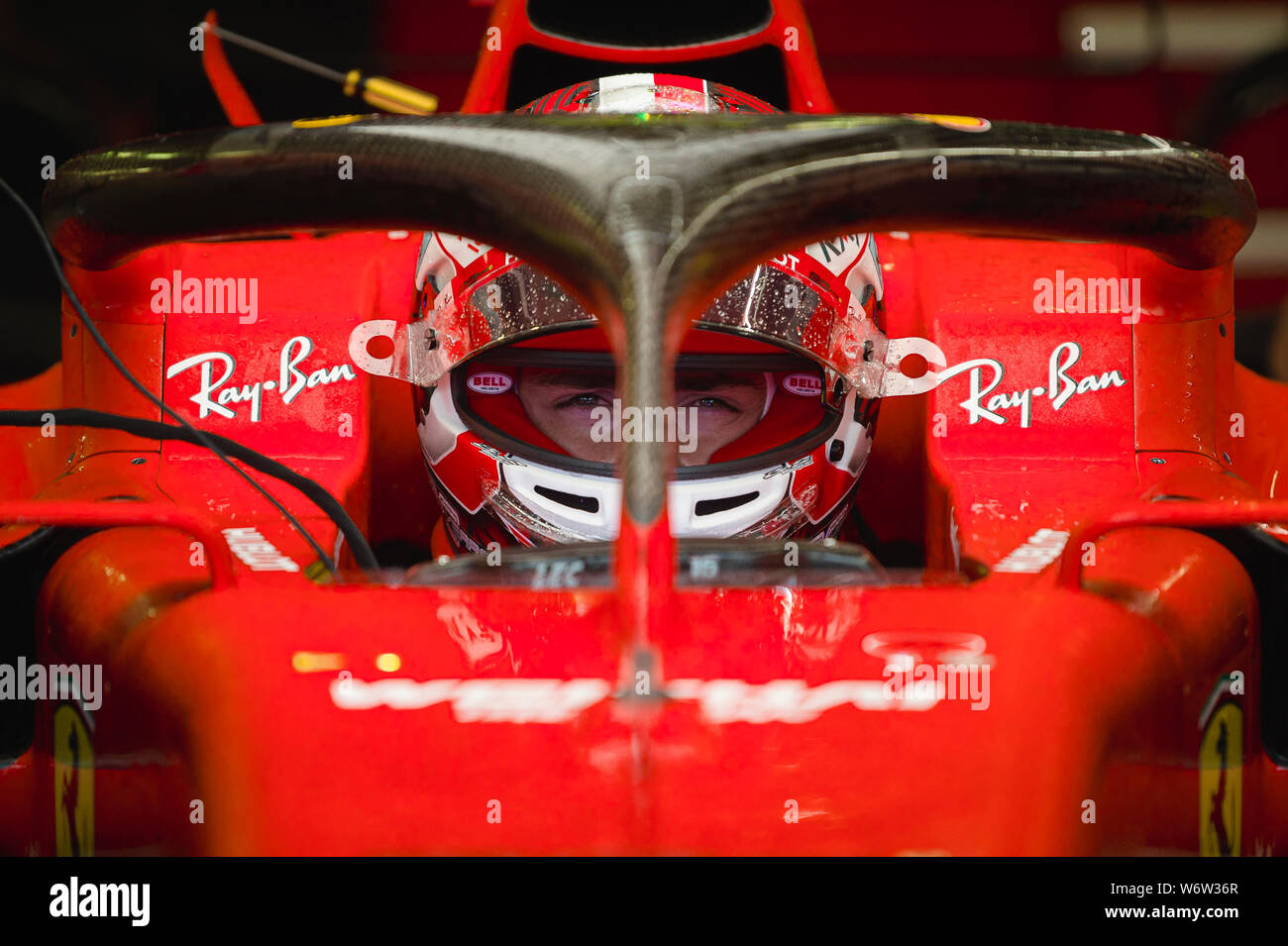 La Scuderia Ferrari pilote Monégasque Charles Leclerc sièges de sa voiture au cours de la deuxième session d'essais de l'Hungarian Grand Prix de F1. Banque D'Images