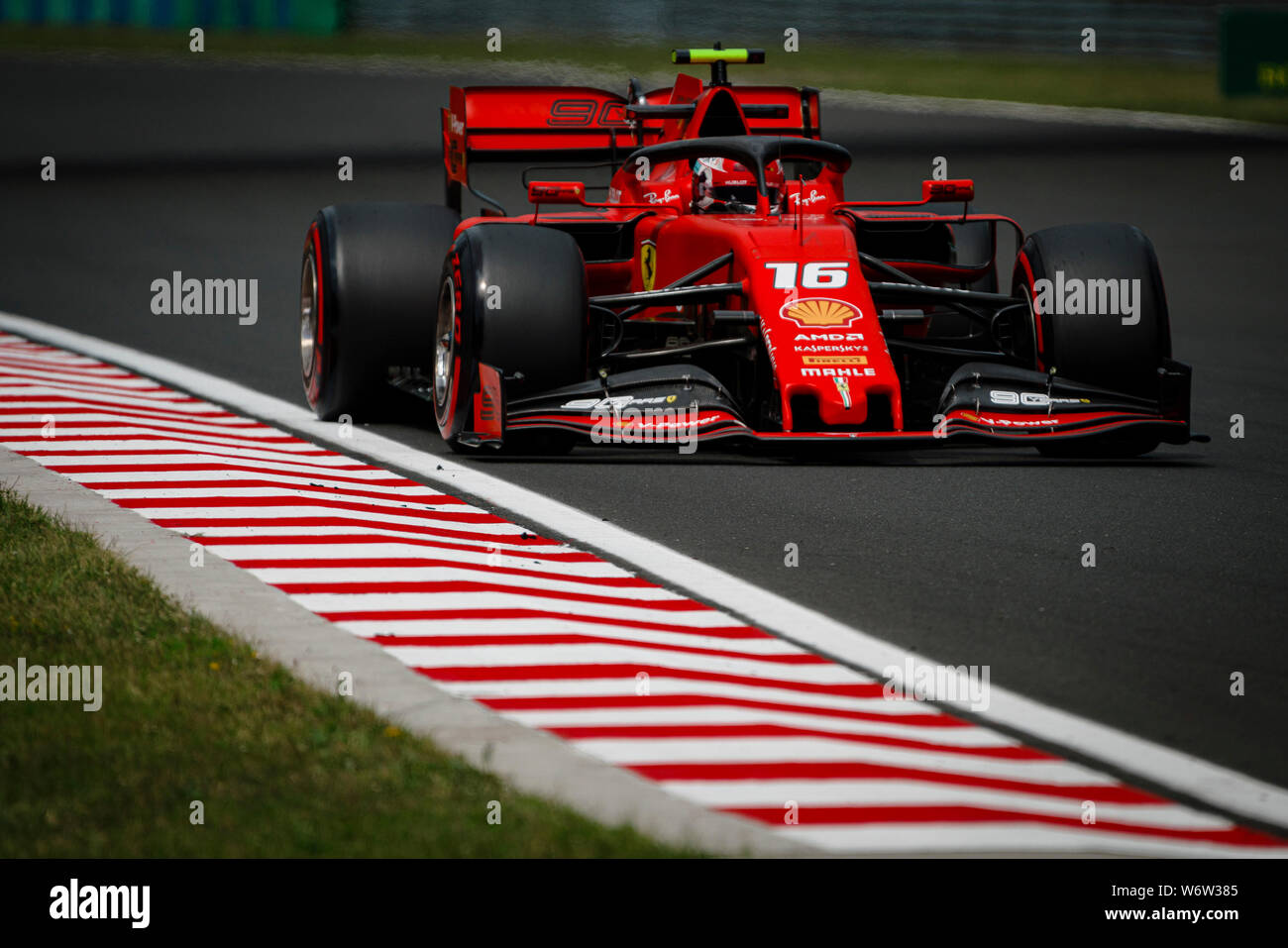 La Scuderia Ferrari pilote Monégasque Charles Leclerc fait concurrence au cours de la première session de la pratique de l'Hungarian Grand Prix de F1. Banque D'Images