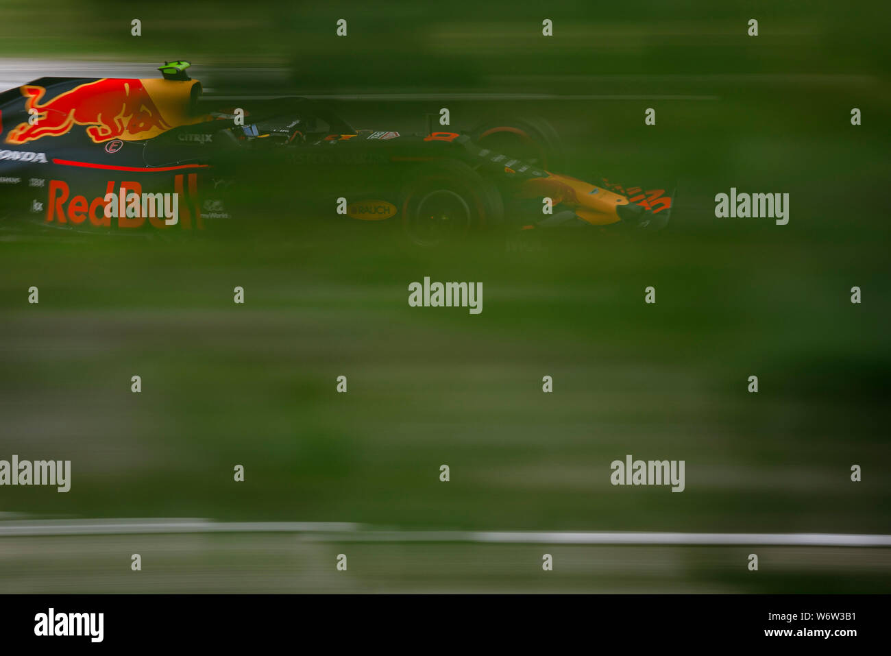 Red Bull Racing pilote français Pierre Gasly fait concurrence au cours de la première session de la pratique de l'Hungarian Grand Prix de F1. Banque D'Images
