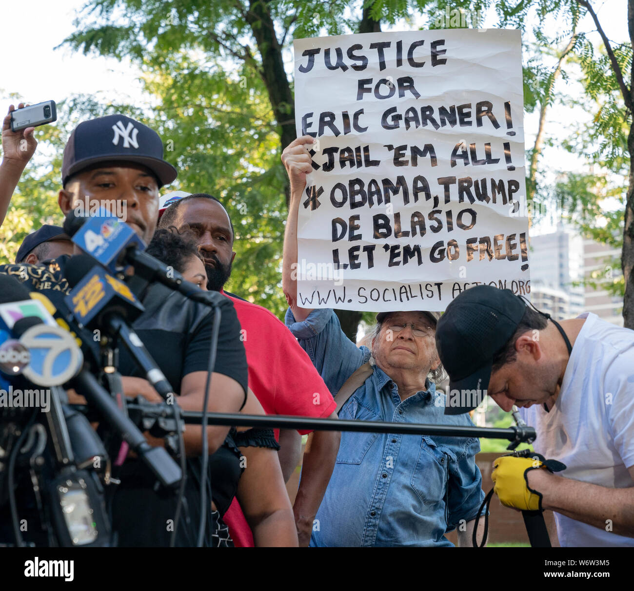 New York, NY - 2 août 2019 : rassemblement et conférence de presse à l'agent de police de tir demande Daniel Pantaleo accusés d'utiliser interdit monde étouffé sur Eric Garner à 1 Police Plaza Banque D'Images