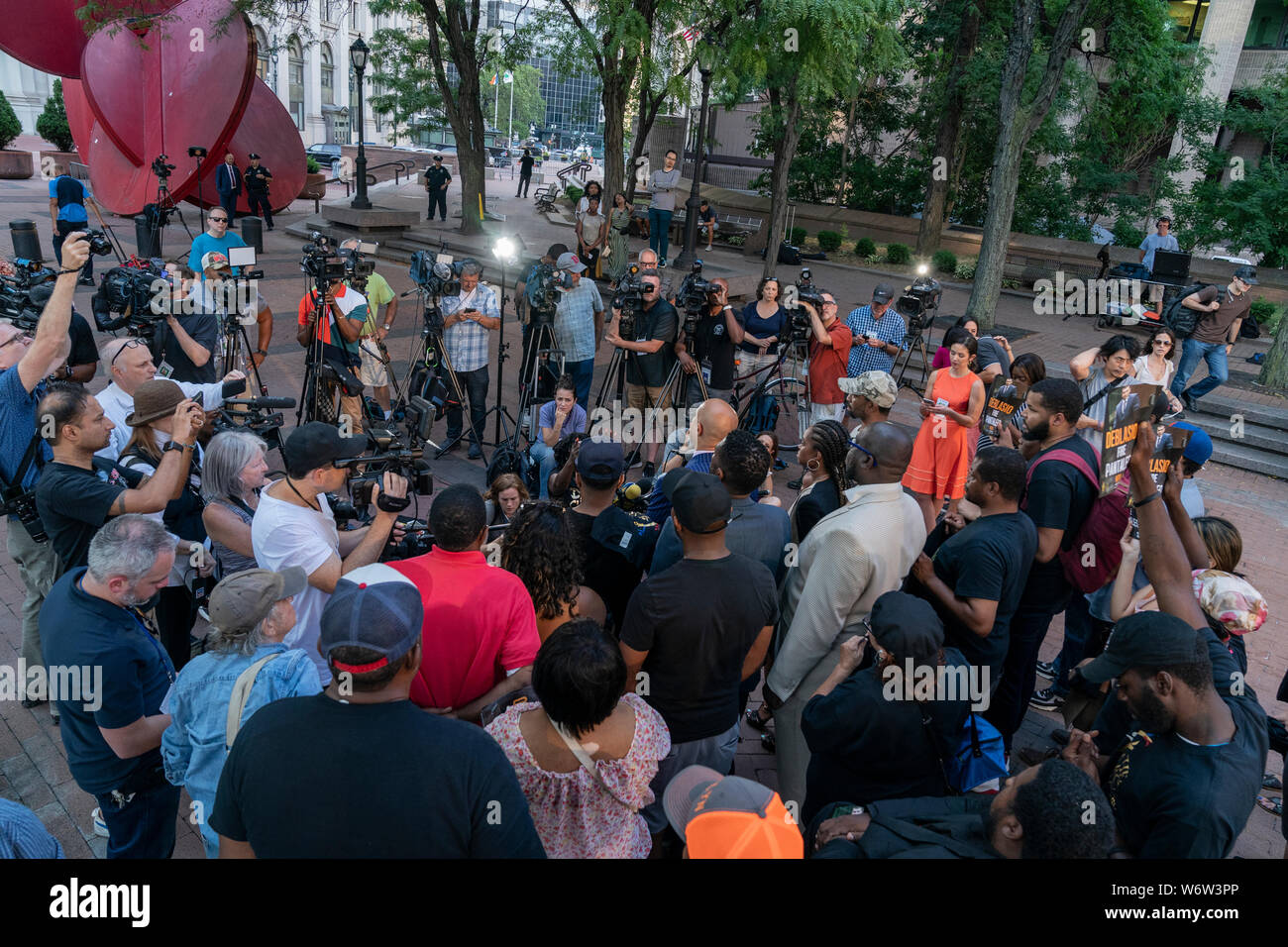 New York, NY - 2 août 2019 : rassemblement et conférence de presse à l'agent de police de tir demande Daniel Pantaleo accusés d'utiliser interdit monde étouffé sur Eric Garner à 1 Police Plaza Banque D'Images