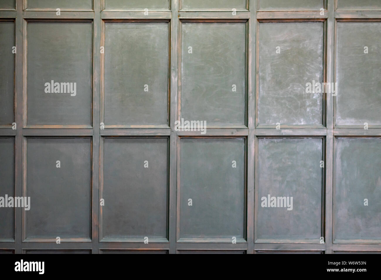 Ancienne cité médiévale des lambris couvrant un mur dans une maison de campagne historique avec un motif de losange en marbre, image de fond avec personne. Bois mur Banque D'Images