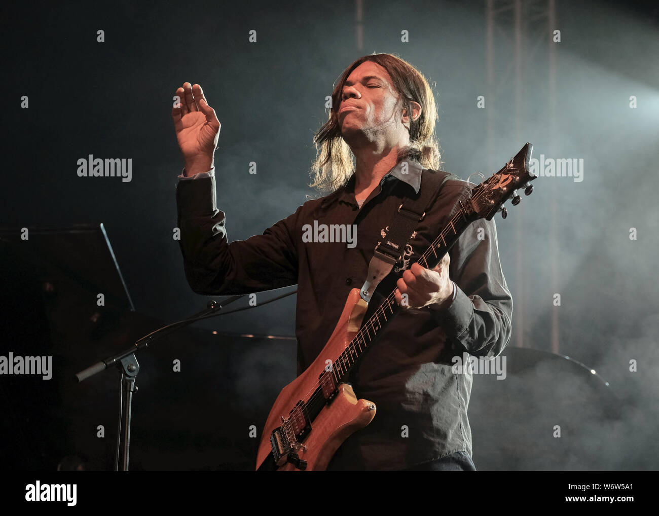 Wickham, UK. 09Th Aug 2019. Reno Jazz Festival award winner Stanley Jordan, jazz fusion américain chanteur auteur-compositeur guitariste et pianiste, il se produit sur scène à Wickham festival le jour 2 de Wickham, Hampshire. Credit : SOPA/Alamy Images Limited Live News Banque D'Images