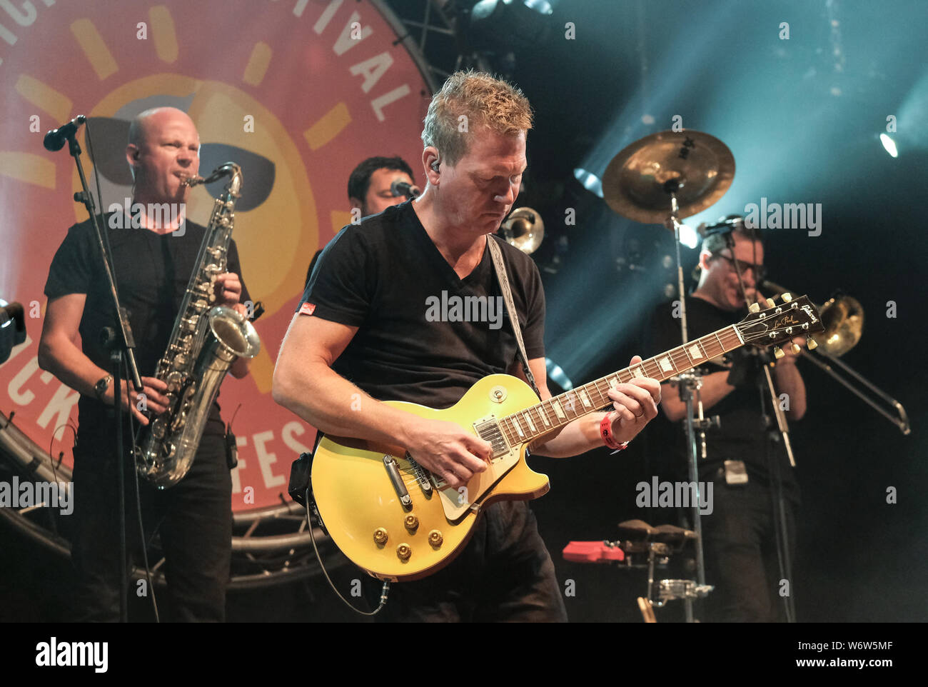 Wickham, UK. 09Th Aug 2019. Sean saxophoniste Skip to Freeman, et Nathan King, guitariste et chanteur anglais avec jazz funk band Level 42, qui avait un certain nombre de hits dans le monde entier dans les années 1980 et 1990, joue sur la scène pendant 2 jours au Festival de Wickham dans le Hampshire. Credit : SOPA/Alamy Images Limited Live News Banque D'Images