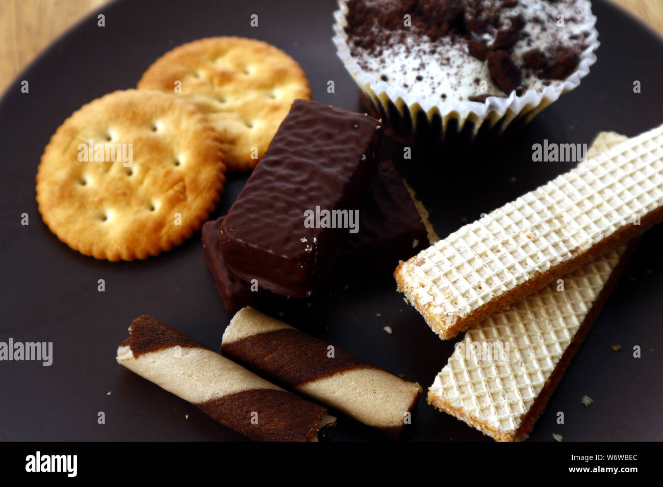 Photo d'une assiette de différentes collations sucrées Banque D'Images