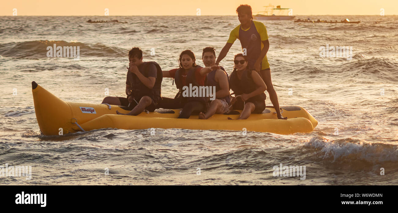 Jeune couple à cheval sur un jet ski / WAVE Runner à Goa mer, portant des vestes de sécurité. Plage d'Arambol Banque D'Images